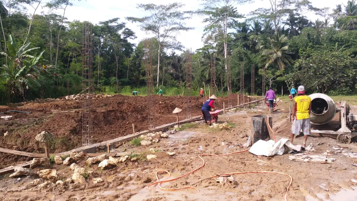 Pembangunan gerai KDKMP tanpa izin PBG di Pacitan disorot. NUR CAHYONO/RADAR PACITAN