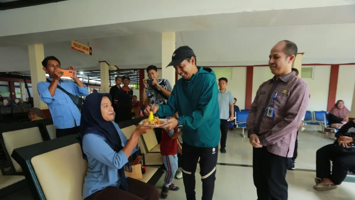 Plt Wali Kota Madiun menyapa pasien saat peringatan HUT ke-22 RSUD. BAGAS BIMANTARA/RADAR MADIUN