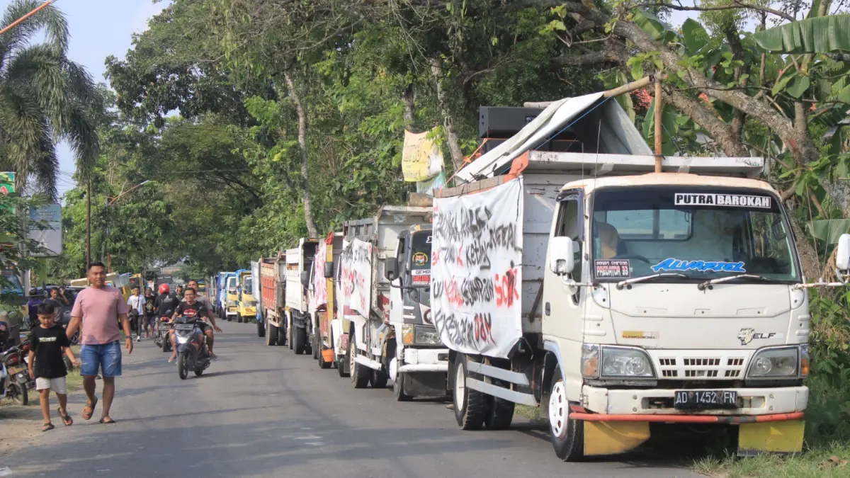 Ratusan dump truck terparkir saat sopir menggelar aksi di Karas. AJI PUTRA/RADAR MAGETAN