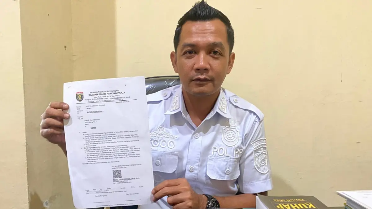 Satpol PP menunjukkan SP-1 untuk outlet penjual miras tanpa izin. ASEP SYAEFUL/RADAR NGAWI