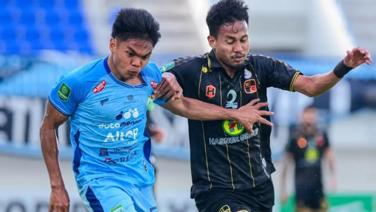 SENGIT: Pemain Persela Lamongan berebut bola dengan pemain Barito Putera dalam laga pekan ke-26. (IG @perselafc)