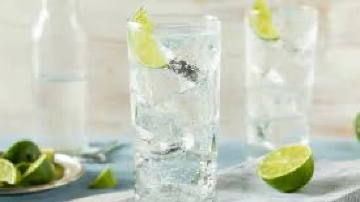 Sparkling water alias minuman soda yang menyegarkan di saat panas.