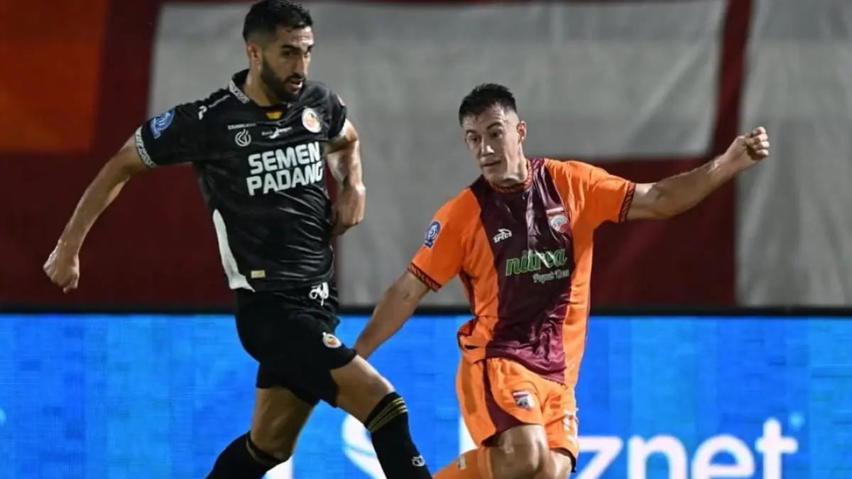 UNGGUL: Pemain Borneo FC Mariano Peralta mendapat kawalan ketat dari pemain Semen Padang. (IG @borneofc.id)