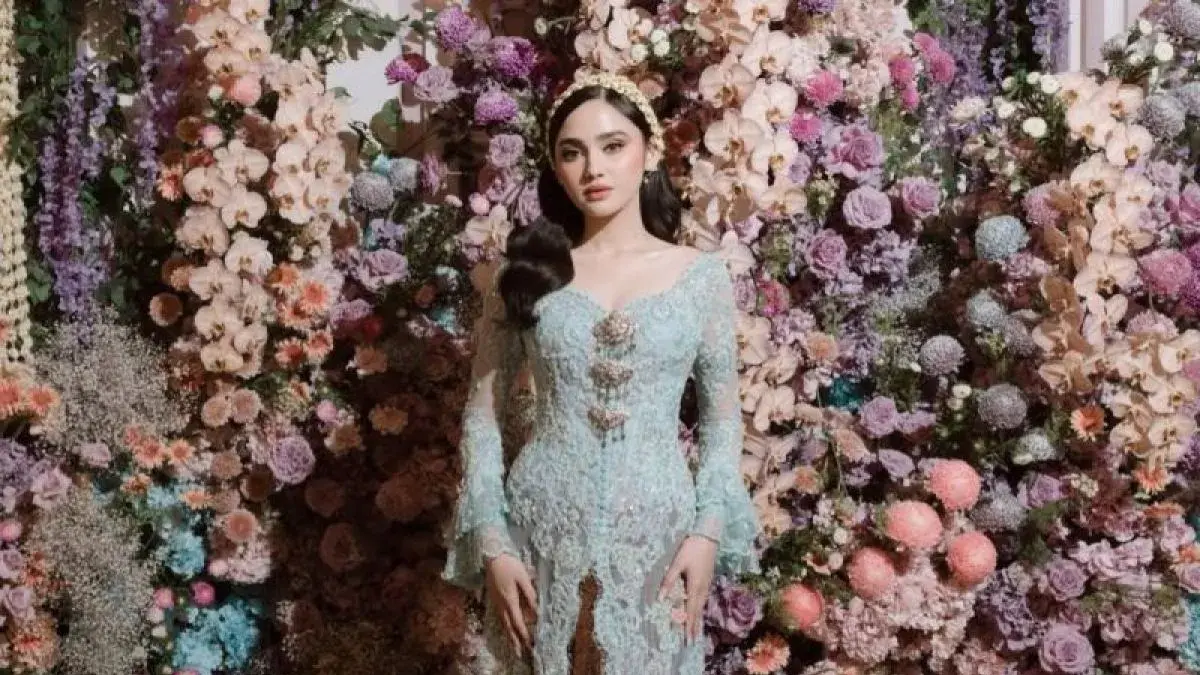 Aktris Syifa Hadju saat menjalani upacara adat siraman menjelang pernikahan di Jakarta, Sabtu (25/4). (INSTAGRAM)