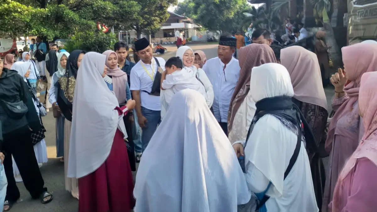 Keluarga mengantar CJH Ponorogo saat pemberangkatan. SUGENG DWI N/RADAR PONOROGO
