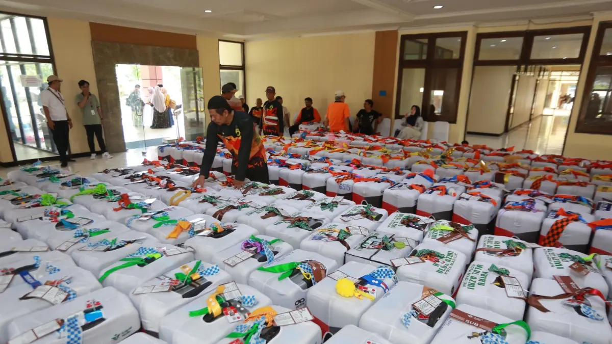 Koper CJH Madiun diberi penanda unik seperti boneka dan pita. BAGAS BIMANTARA/RADAR MADIUN