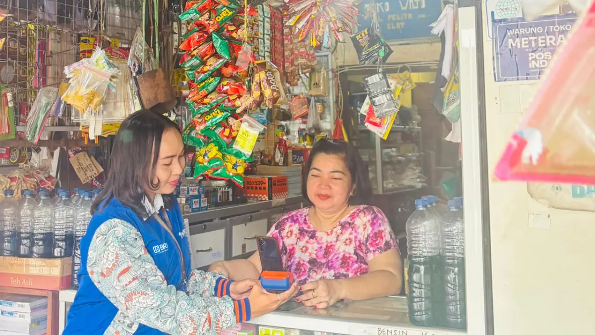 Mantri BRI menjangkau masyarakat di wilayah terpencil Kei Besar. FOTO: BRI