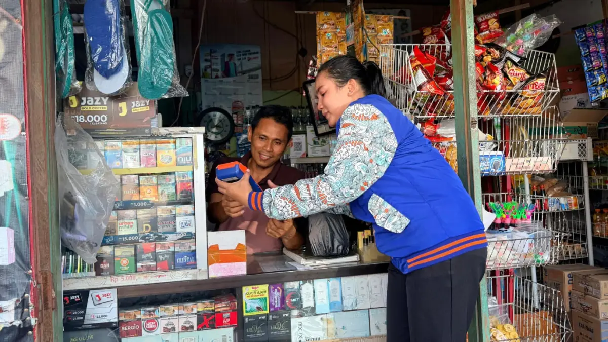 Mispa Lewi melayani nasabah di wilayah terpencil Kolaka Utara.