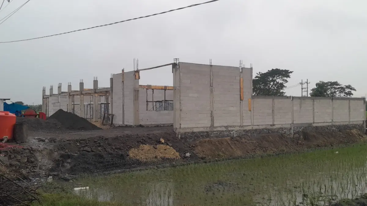 Pembangunan KDMP di Ngawi berdiri di lahan pertanian dilindungi. ASEP SYAEFUL/RADAR NGAWI