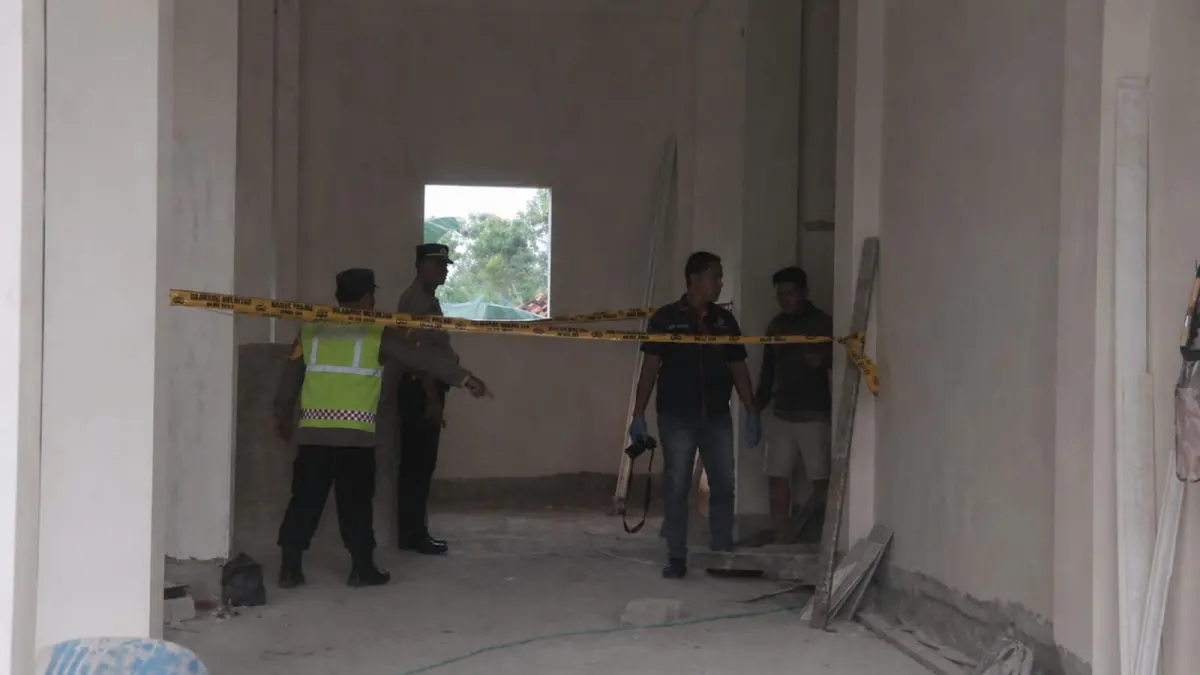 Petugas melakukan olah TKP pekerja tewas tersengat listrik. FOTO: POLSEK KEBONSARI