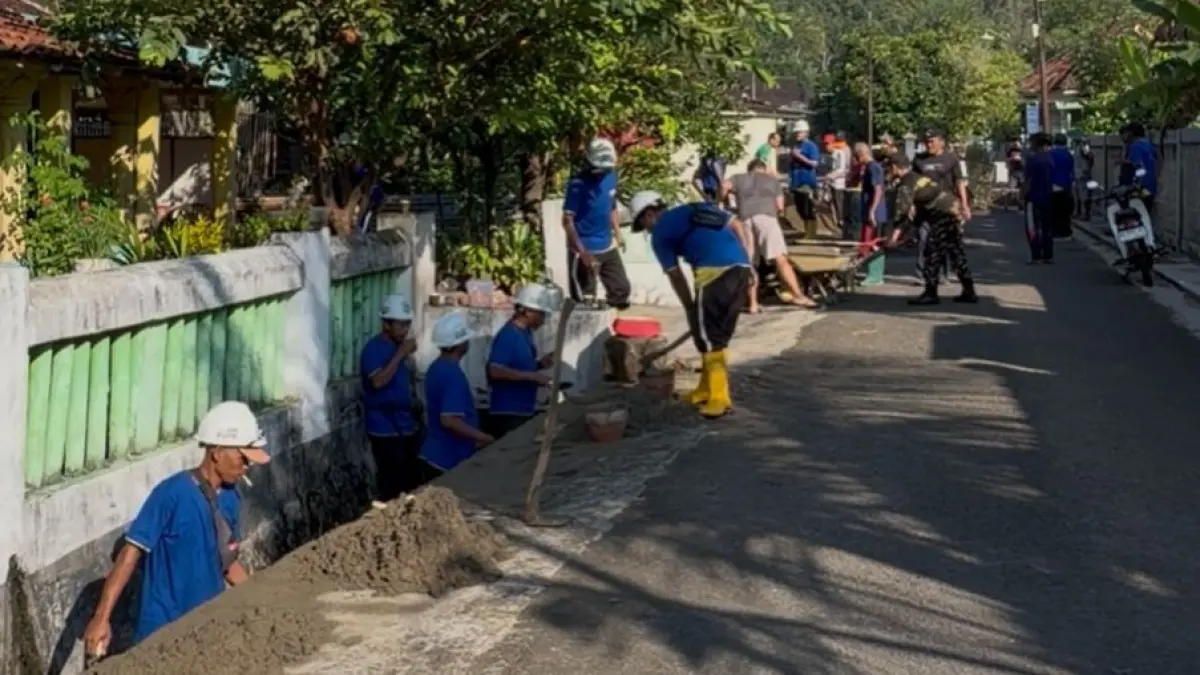 Warga gotong royong membersihkan sedimen saluran air. NUR CAHYONO/RADAR PACITAN