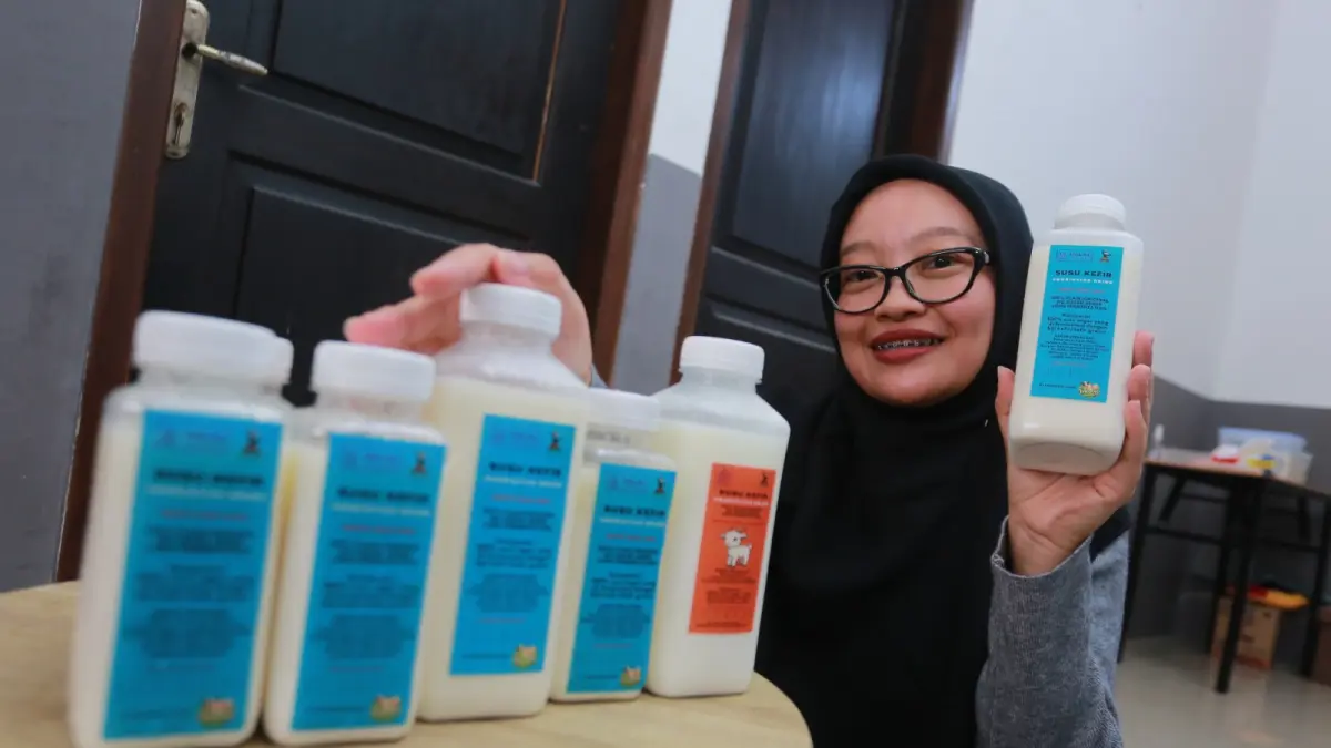 Dhiana menunjukkan produk susu kefir buatannya. BAGAS BIMANTARA/RADAR MADIUN