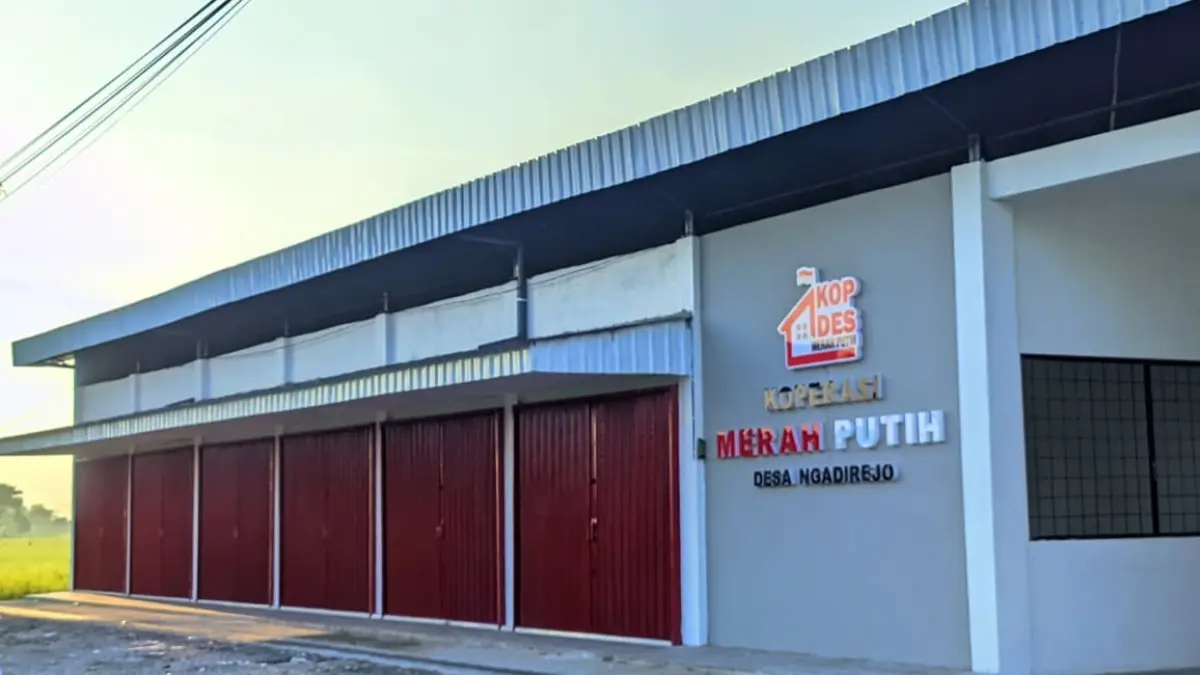 Dua gerai KDKMP berdiri berdekatan di tepi jalan raya. LODITYA FERNANDES/RADAR MADIUN