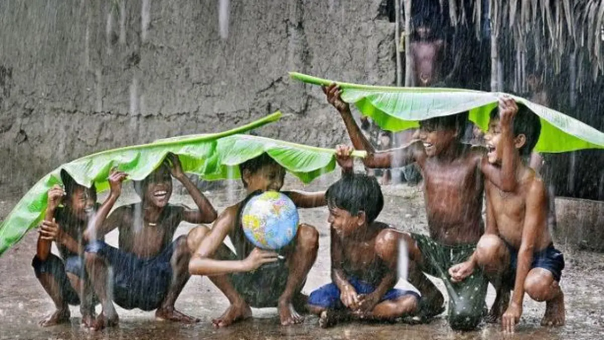 Mitos mandi air hujan. 
