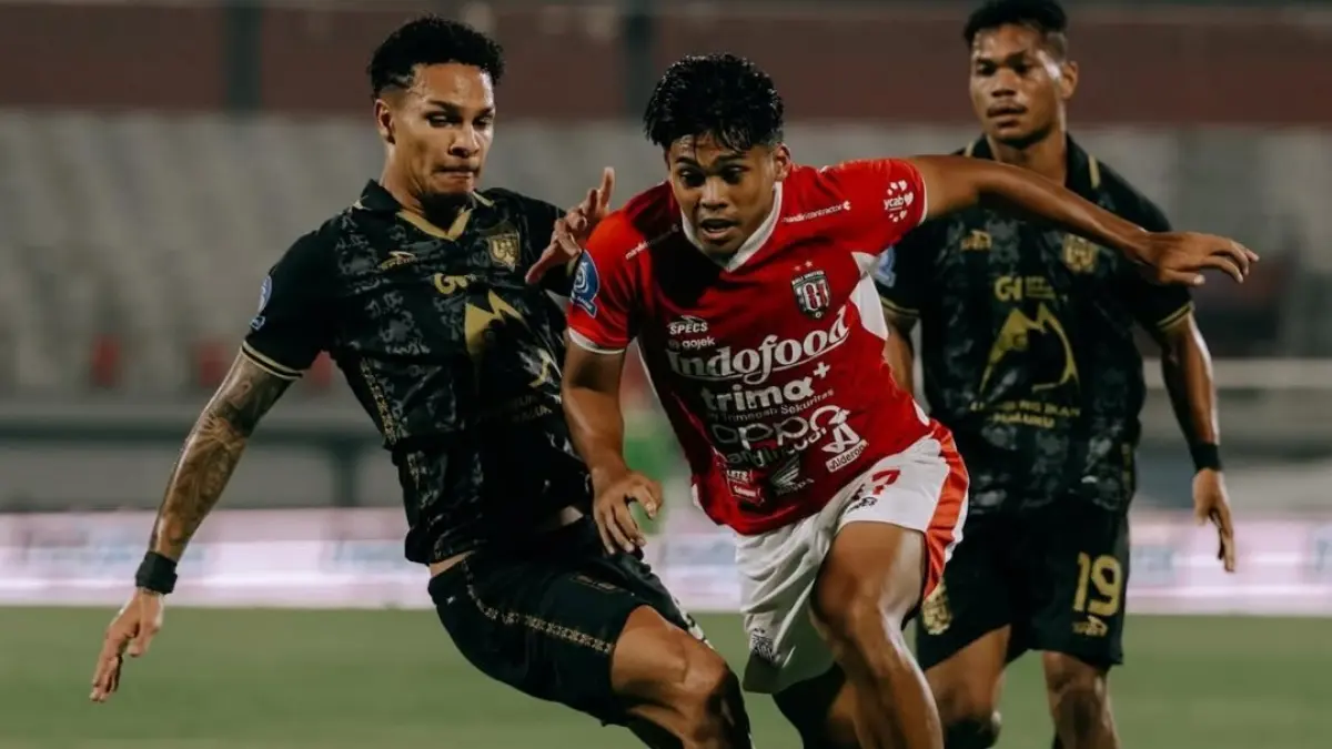 ON FIRE: Rahmat Arjuna saat menghadapi Malut United. (IG @baliunitedfc)