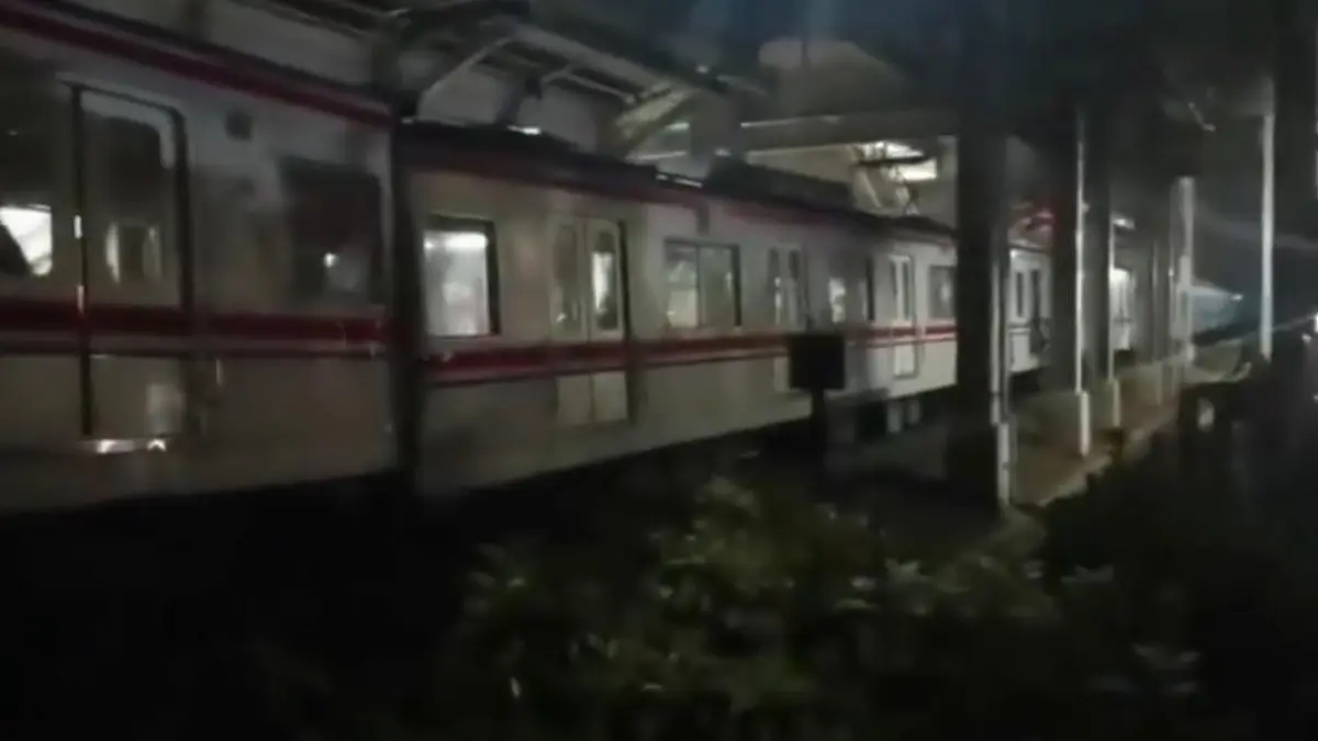 Petugas mengevakuasi penumpang usai tabrakan KA Argo Bromo Anggrek dengan KRL di Stasiun Bekasi Timur, Senin malam. FOTO: TANGKAPAN LAYAR