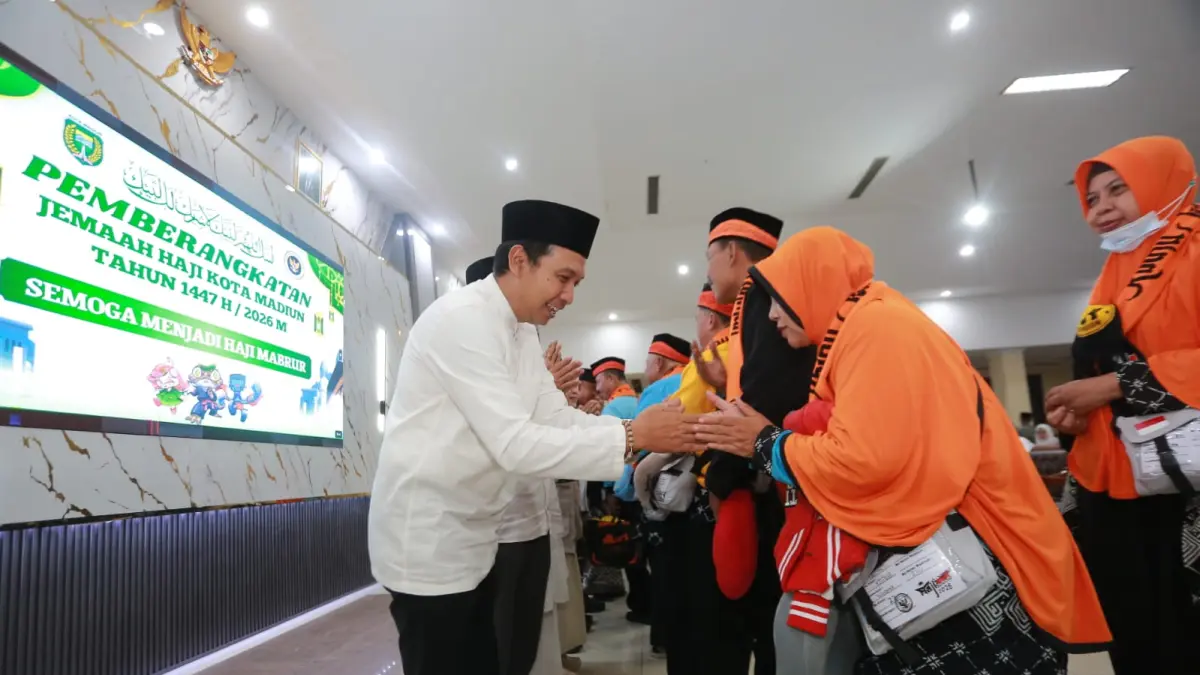 Plt Wali Kota Madiun F Bagus Panuntun iringi pelepasan 227 CJH pada Senin (27/4) dini hari. BAGAS BIMANTARA/RADAR MADIUN