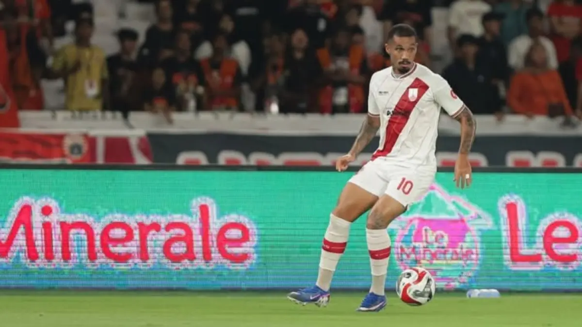 SAMA KUAT: Pemain Persis Solo mencoba membongkar pertahanan rapat Persija di SUGBK, Senin (27/4) malam. (IG @persisofficial)