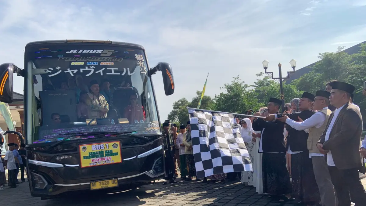 Suasana haru pelepasan CJH Madiun di Pendopo Caruban. LODITYA FERNANDES/RADAR MADIUN