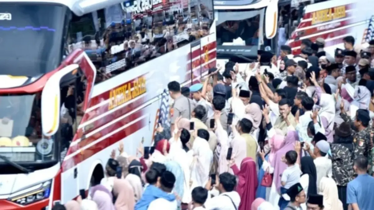 Tangis haru iringi pemberangkatan CJH Pacitan. FOTO: PROKOPIM PEMKAB PACITAN