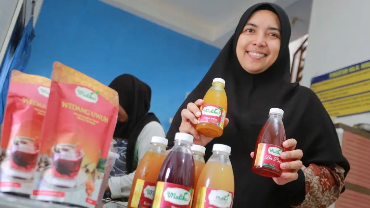 Ully menunjukkan produk jamu bunga telang buatannya. BAGAS BIMANTARA/RADAR MADIUN
