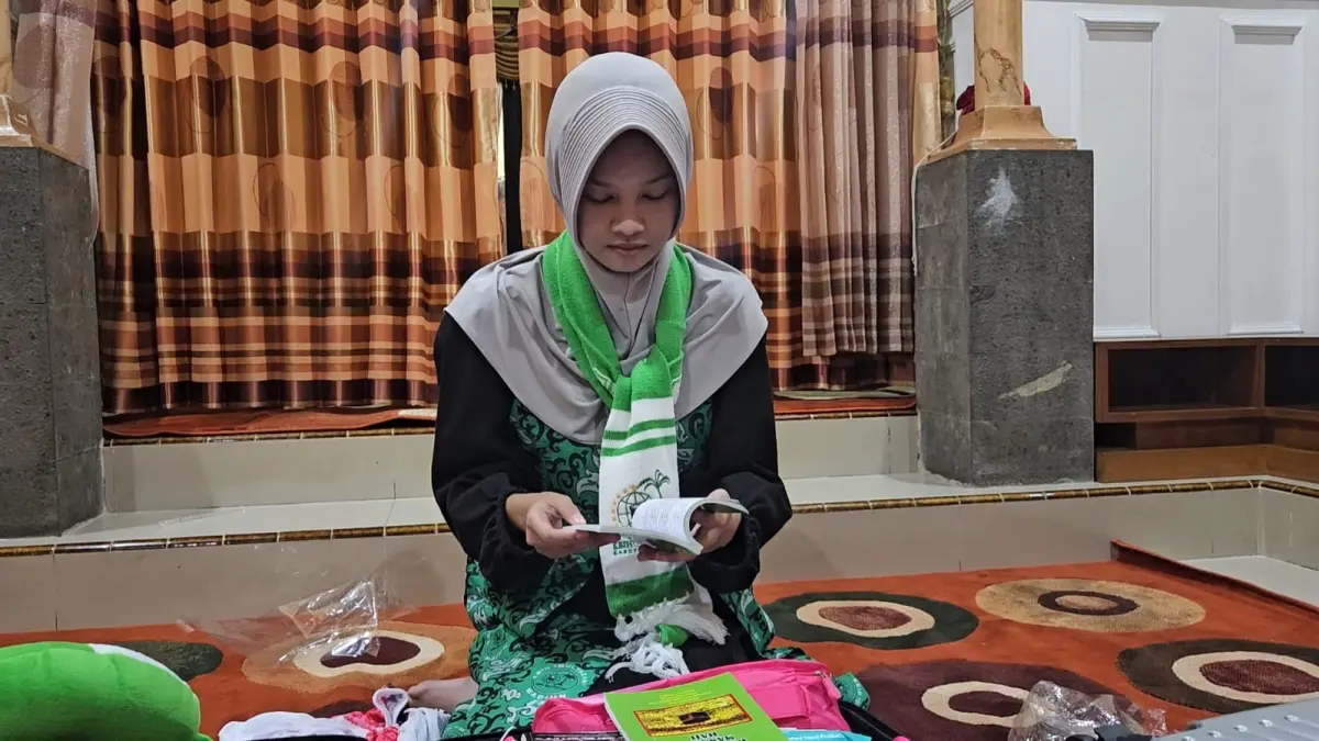 CJH tertua 90 tahun dan termuda 18 tahun dari Madiun berangkat haji tahun ini, tergabung dalam kloter 24. LODITYA FERNANDES/RADAR MADIUN