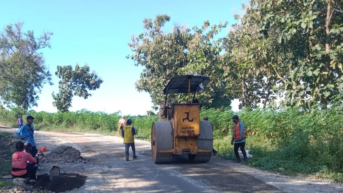 DPUPR Ngawi memperbaiki ruas jalan yang sempat viral dengan metode penetrasi aspal untuk meningkatkan keselamatan pengguna. ASEP SYAEFUL/RADAR NGAWI
