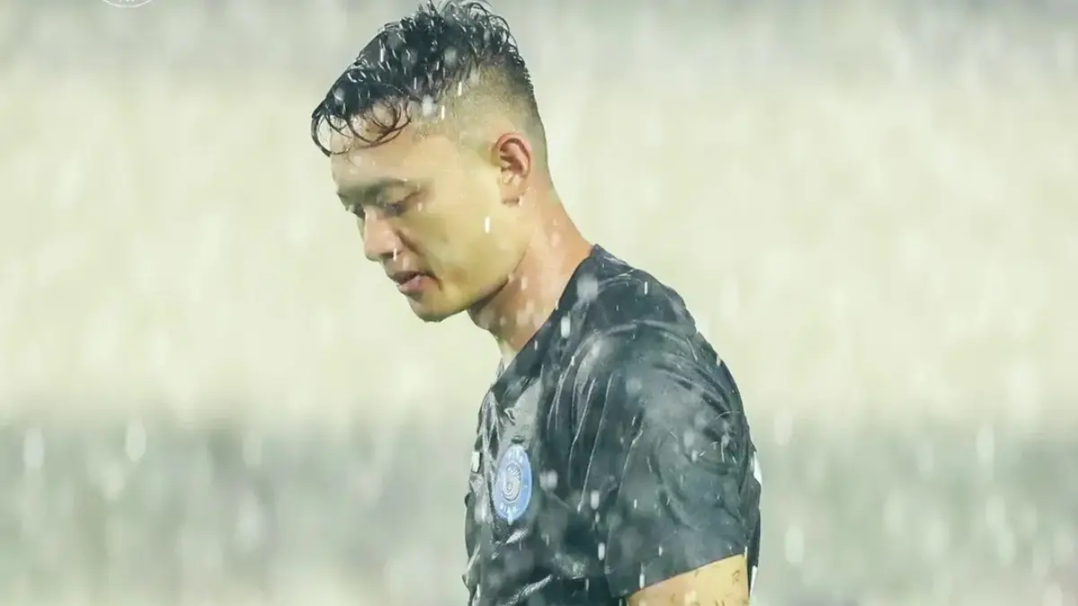 HUJAN DERAS: Kiper PSBS Biak melakukan pemanasan di bawah guyuran huja deras. (IG @psbsofficial)