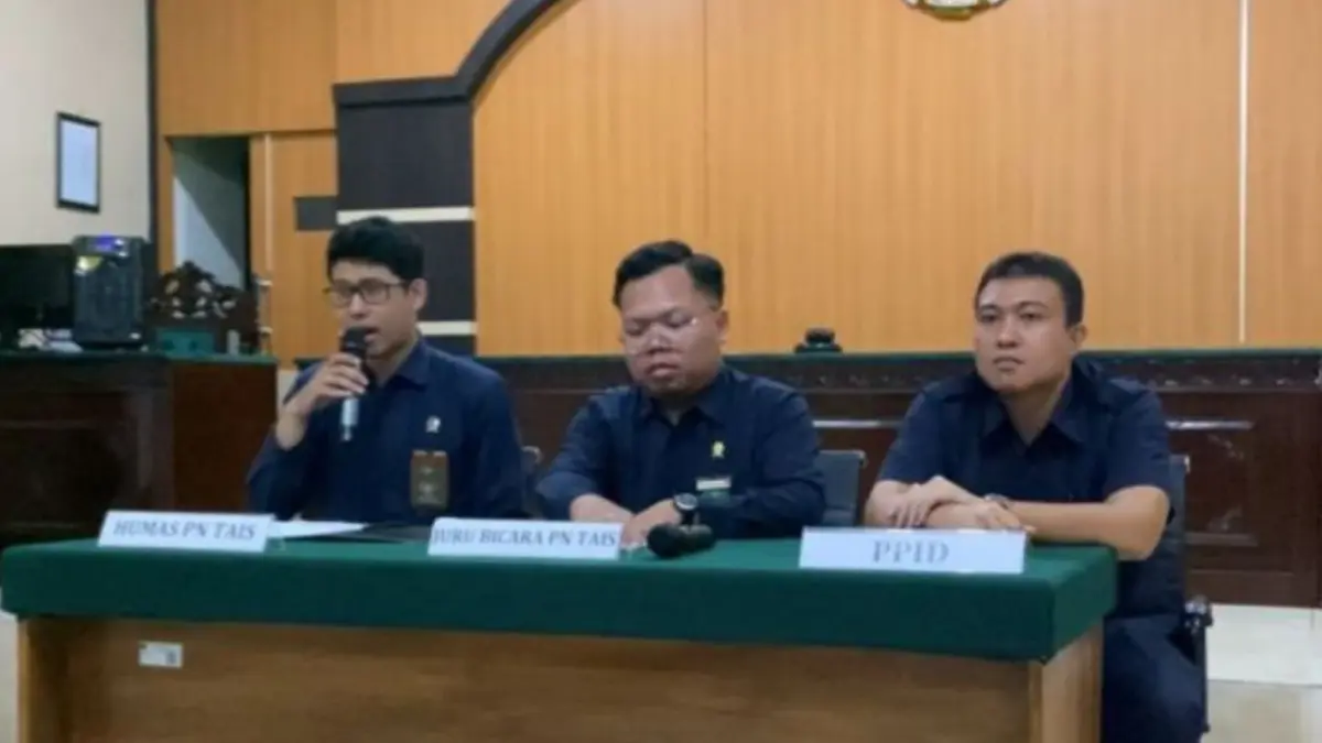 Humas PN Tais menggelar konferensi pers usai Raif Ihsan Lubis, salah satu hakim yang bertugas di instansi tersebut, namanya tercantum dalam struktur yayasan daycare Little Aresha yang diusut kepolisian.