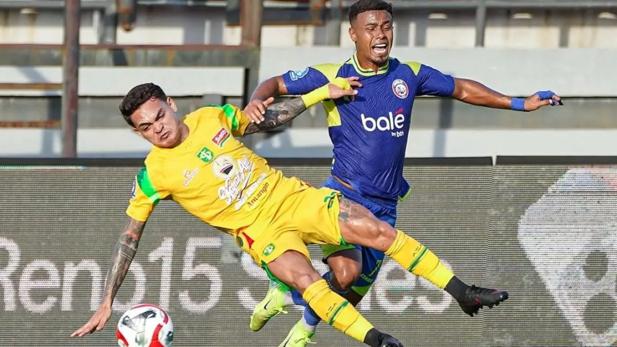 JATUH BANGUN: Gali Freitas berduel dengan pemain Arema FC Gabriel Silva dalam laga pekan ke-30 di Stadion Kapten I Wayan Dipta, Selasa (28/4) sore. (IG @aremafcofficial)