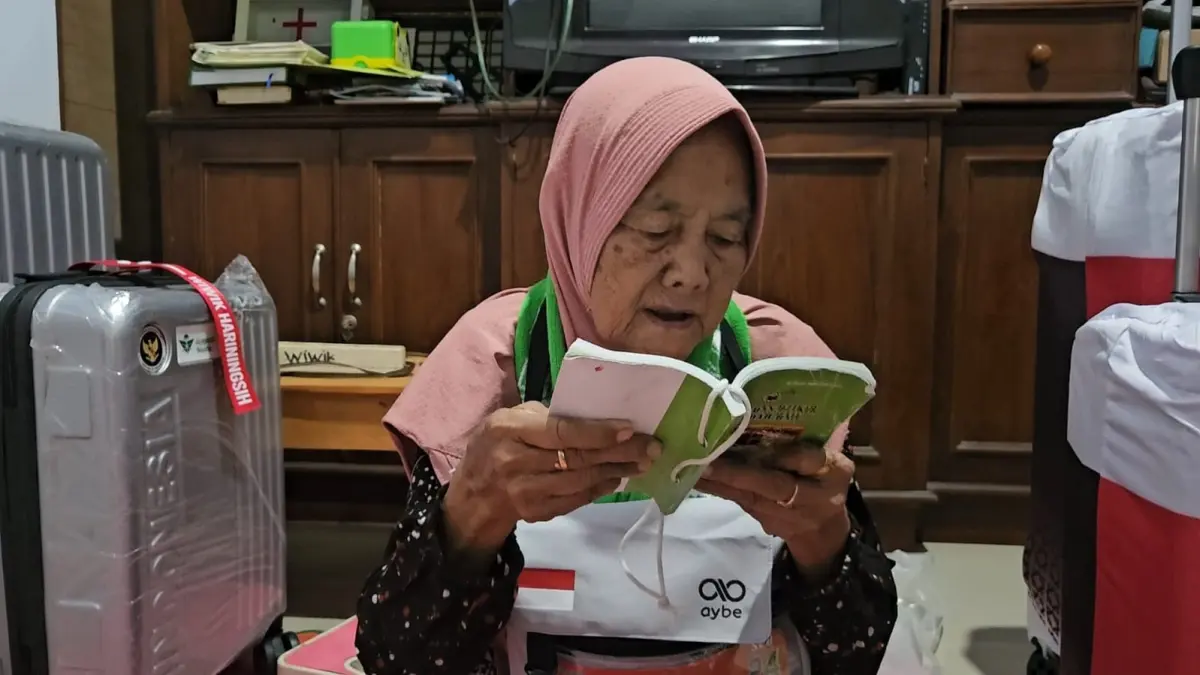 Jemaah calon haji tertua dan termuda asal Kabupaten Madiun berangkat bersama dalam kloter 24 dari Caruban. LODITYA FERNANDES/RADAR MADIUN