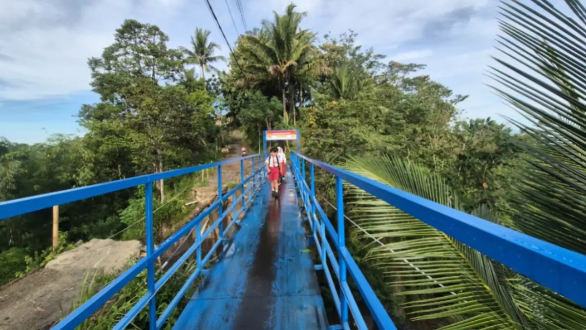 Jembatan penghubung Desa Wagir Lor dan Wates di Ponorogo rampung dibangun, menggantikan jembatan darurat bambu yang sebelumnya rawan. SUGENG DWI N/RADAR PONOROGO