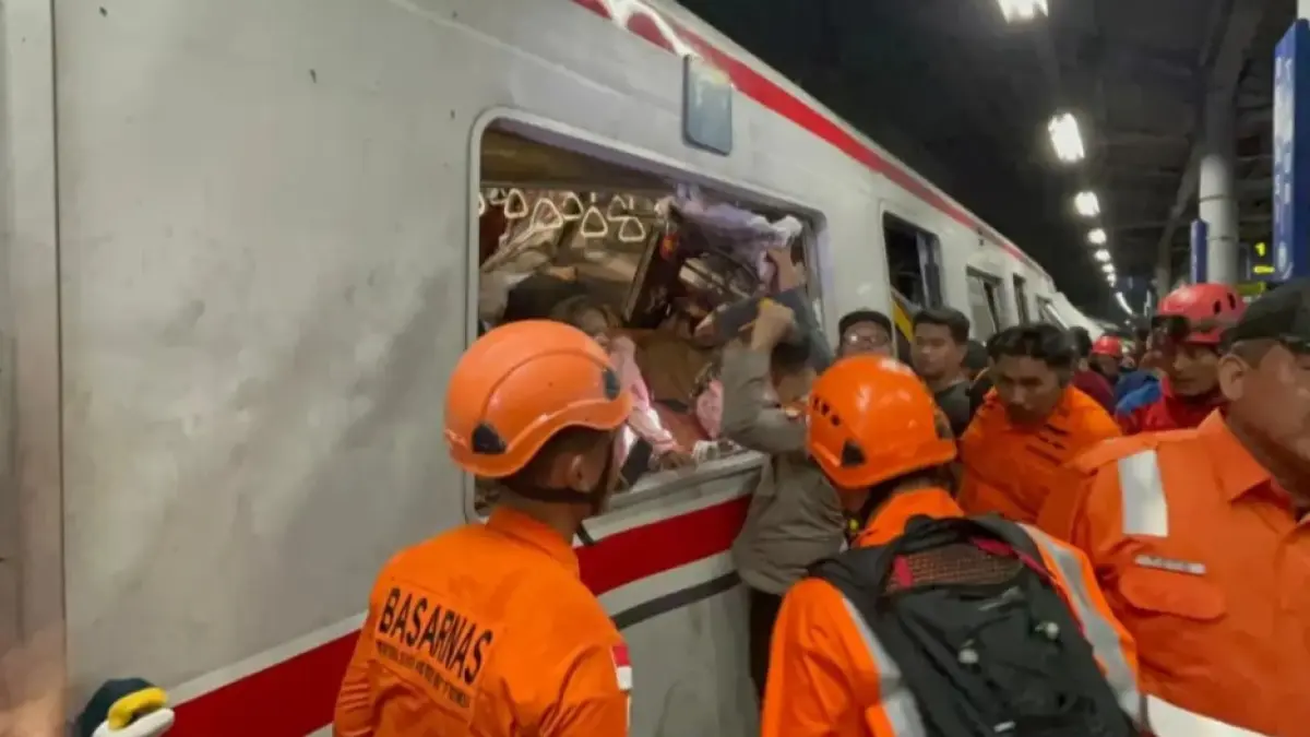 Kecelakaan KRL vs KA Argo Bromo di Bekasi: 6 meninggal dunia, 80 luka. (Basarnas)