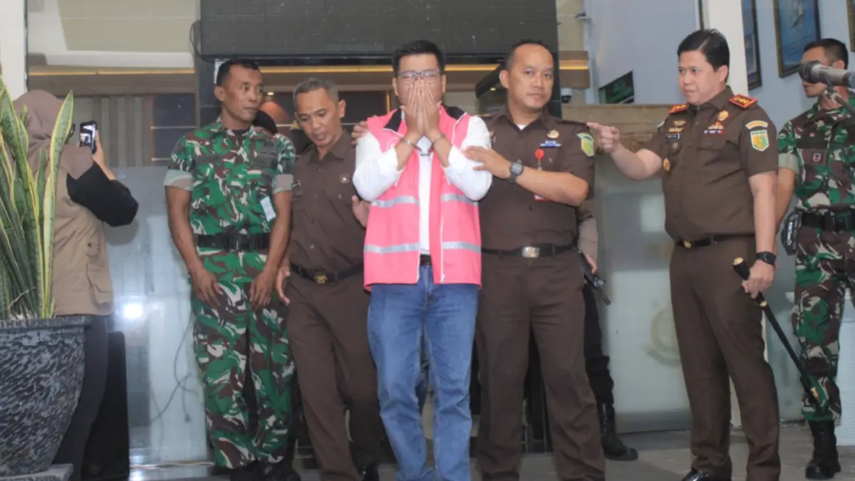 Ketua DPRD Magetan nonaktif Suratno tampak menangis usai ditetapkan sebagai tersangka kasus dugaan korupsi dana pokir. AJI PUTRA/RADAR MAGETAN
