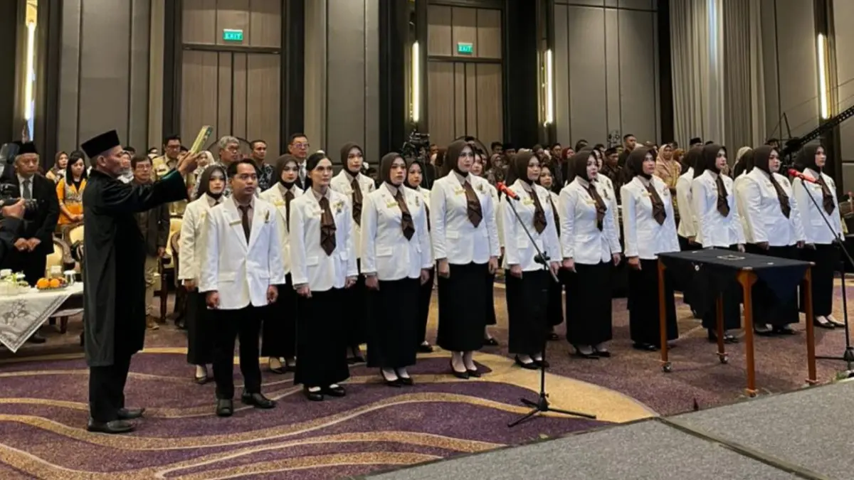 KHIDMAT: UBHM Madiun gelar sumpah 20 apoteker baru angkatan II tahun 2026 di Hotel Mercure Madiun. (BAGAS BIMANTARA/RADAR MADIUN)