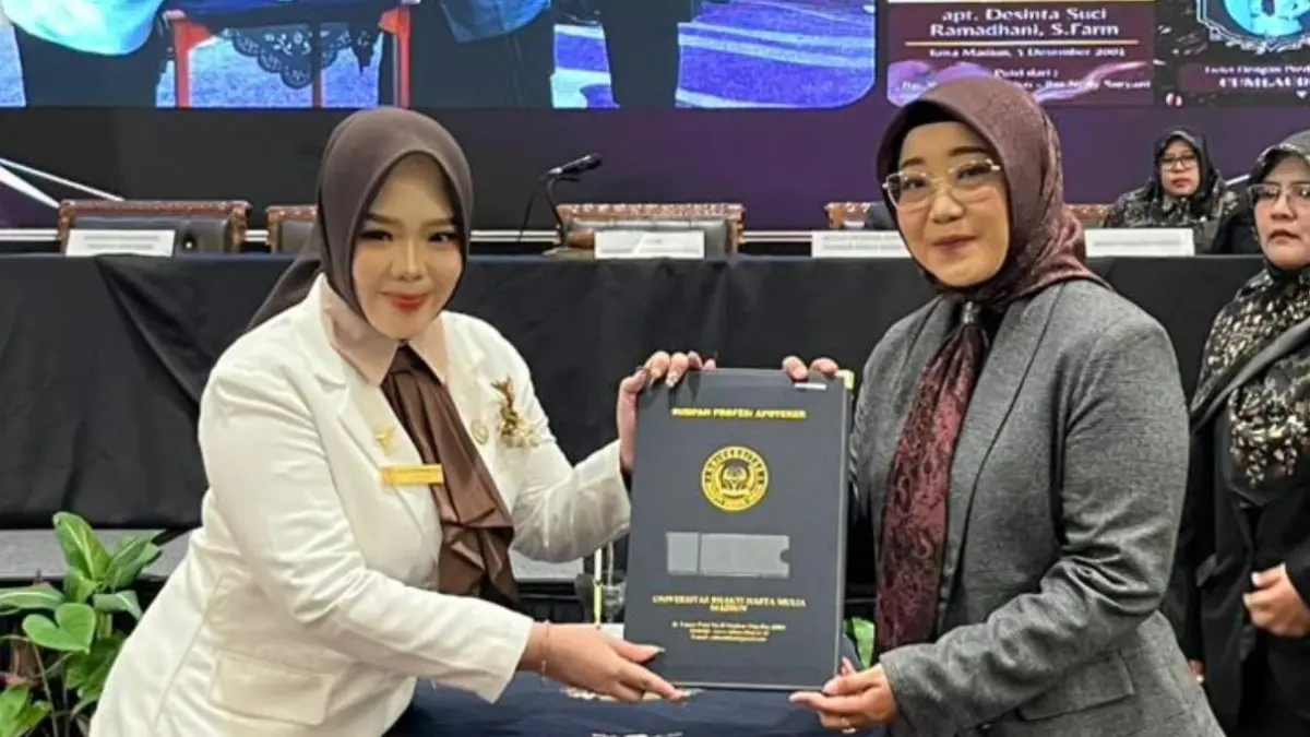GENERASI UNGGUL: Rektor UBHM Madiun Retno Widiarini menyerahkan langsung SK Sumpah Profesi Apoteker kepada semua mahasiswa yang di sumpah. (BAGAS BIMANTARA/RADAR MADIUN)