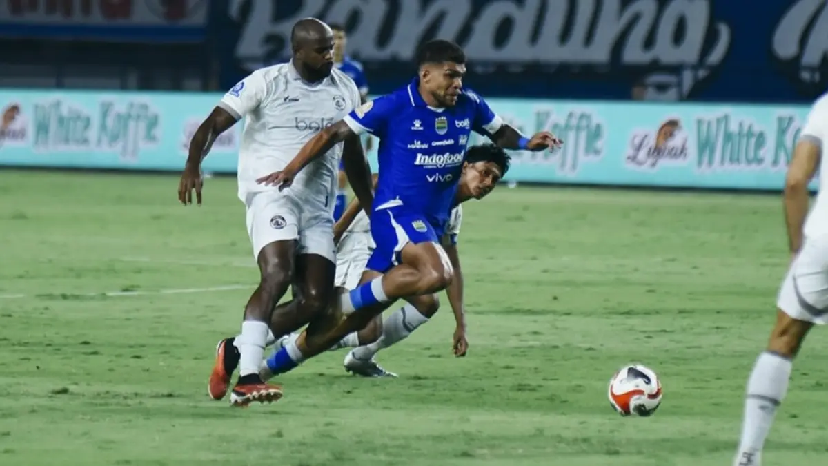 MISI BANGKIT: Pemain Persib Berguinho berusaha lepas dari tekanan pemain Arema FC pada laga pekan ke-29 lalu. (IG @persib)