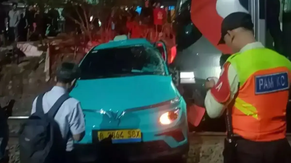 Mobil listrik VinFast VF e34 yang dioperasikan sebagai taksi oleh Green SM diduga mogok di rel dan memicu kecelakaan KRL dan KA Argo Bromo Anggrek di Bekasi Timur.