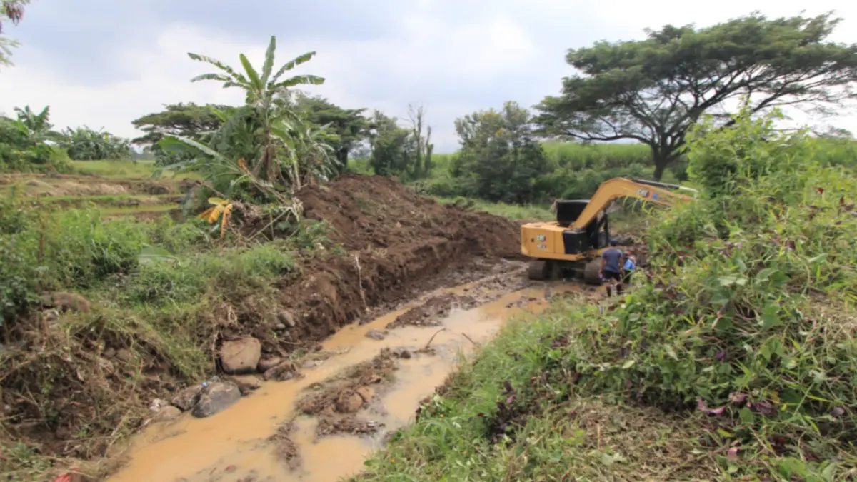 Normalisasi saluran air di Magetan dilakukan untuk menekan risiko banjir, dilanjutkan rencana sodetan dari wilayah hulu. AJI PUTRA/RADAR MAGETAN