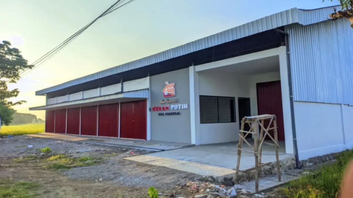 Pembangunan gerai Koperasi Merah Putih di Kabupaten Madiun masih berlangsung dengan progres bervariasi di ratusan titik. LODITYA FERNANDES/RADAR MADIUN