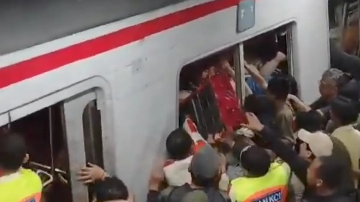 Petugas gabungan mengevakuasi korban tabrakan kereta di Stasiun Bekasi Timur, fokus penanganan kini pada penumpang KRL terdampak. FOTO: TANGKAPAN LAYAR