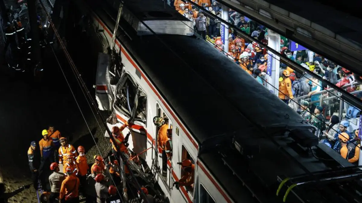 Proses evakuasi korban gerbong KRL dan KA Argo Bromo Anggrek, Selasa (28/4) pagi. (ANTARA)