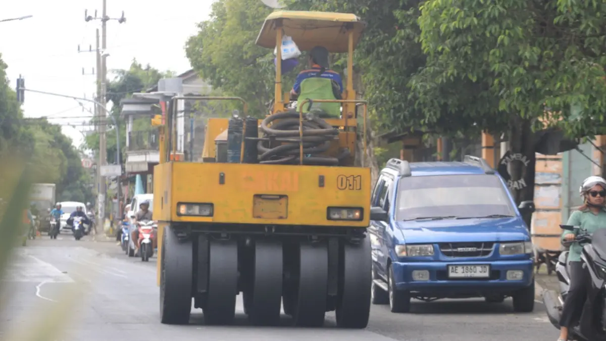 Proyek jalan di Magetan terdampak kenaikan harga aspal, DPUPR melakukan penyesuaian anggaran. AJI PUTRA/RADAR MAGETAN
