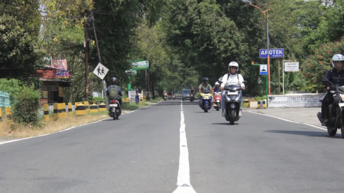 Rencana pelebaran jalan Sukomoro Magetan belum terealisasi karena kendala kewenangan dan teknis di lapangan. AJI PUTRA/RADAR MAGETAN