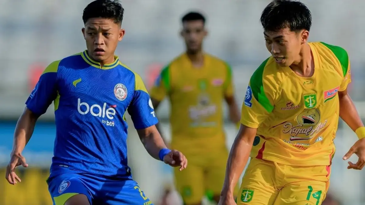 SAMA KUAT: Arema FC dan Persebaya bermain sama kuat di babak pertama dengan skor 0-0. (IG @officialpersebaya)