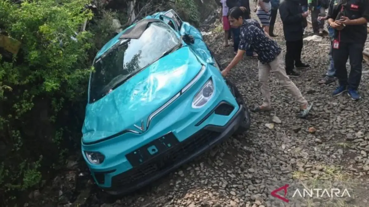 Taksi listrik Green SM rusak usai terlibat kecelakaan dengan KRL Commuter Line dan KA Argo Bromo Anggrek di Bekasi Timur. (ANTARA)