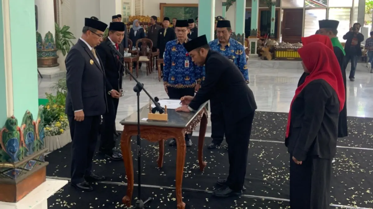 Bupati Madiun melantik Sigit Budiarto sebagai Sekda definitif di Pendopo Muda Graha. LODITYA FERNANDES/RADAR MADIUN