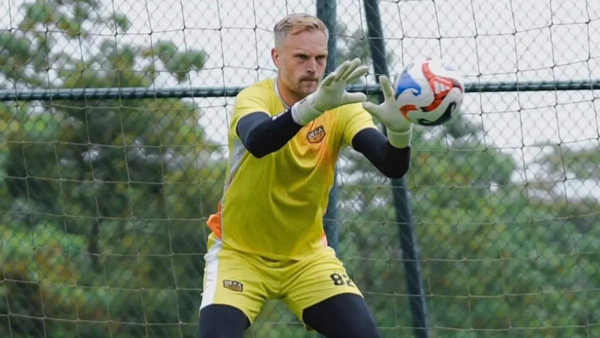 GEMILANG: Kiper Dewa United Sonny Stevens tampil gemilang dengan menggagalkan tendangan penalti Persijap Jepara. (IG @dewaunitedfc)