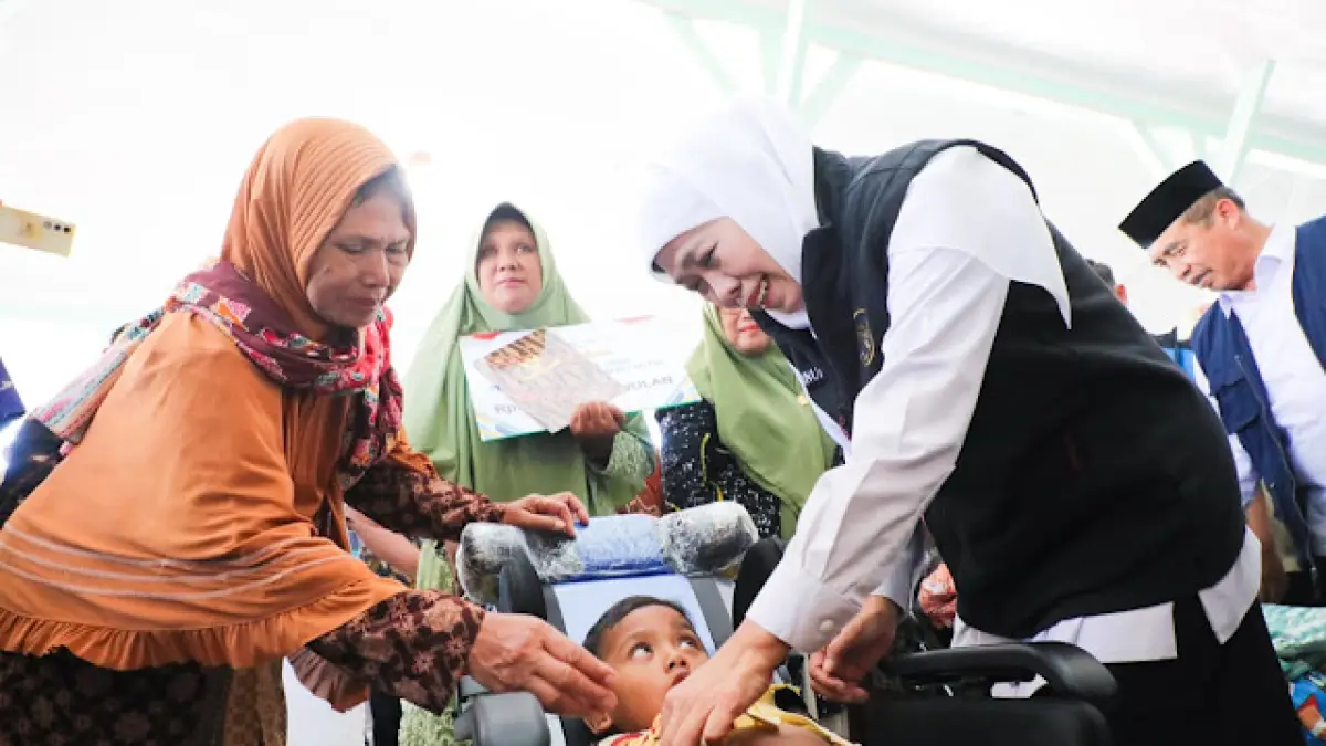 Ilustrasi Momen Khofifah Membagikan Bansos di Madiun