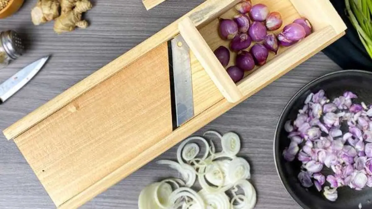 Ilustrasi tips mengiris bawang merah. 